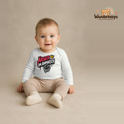 Babybody für Jungen in Weiß mit Motiv „Ärger im Anmarsch“, getragen von einem Kind – Wunderknirps.