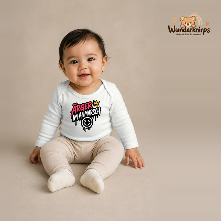 Babybody für Mädchen in Weiß mit Motiv „Ärger im Anmarsch“, getragen von einem Kind – Wunderknirps.
