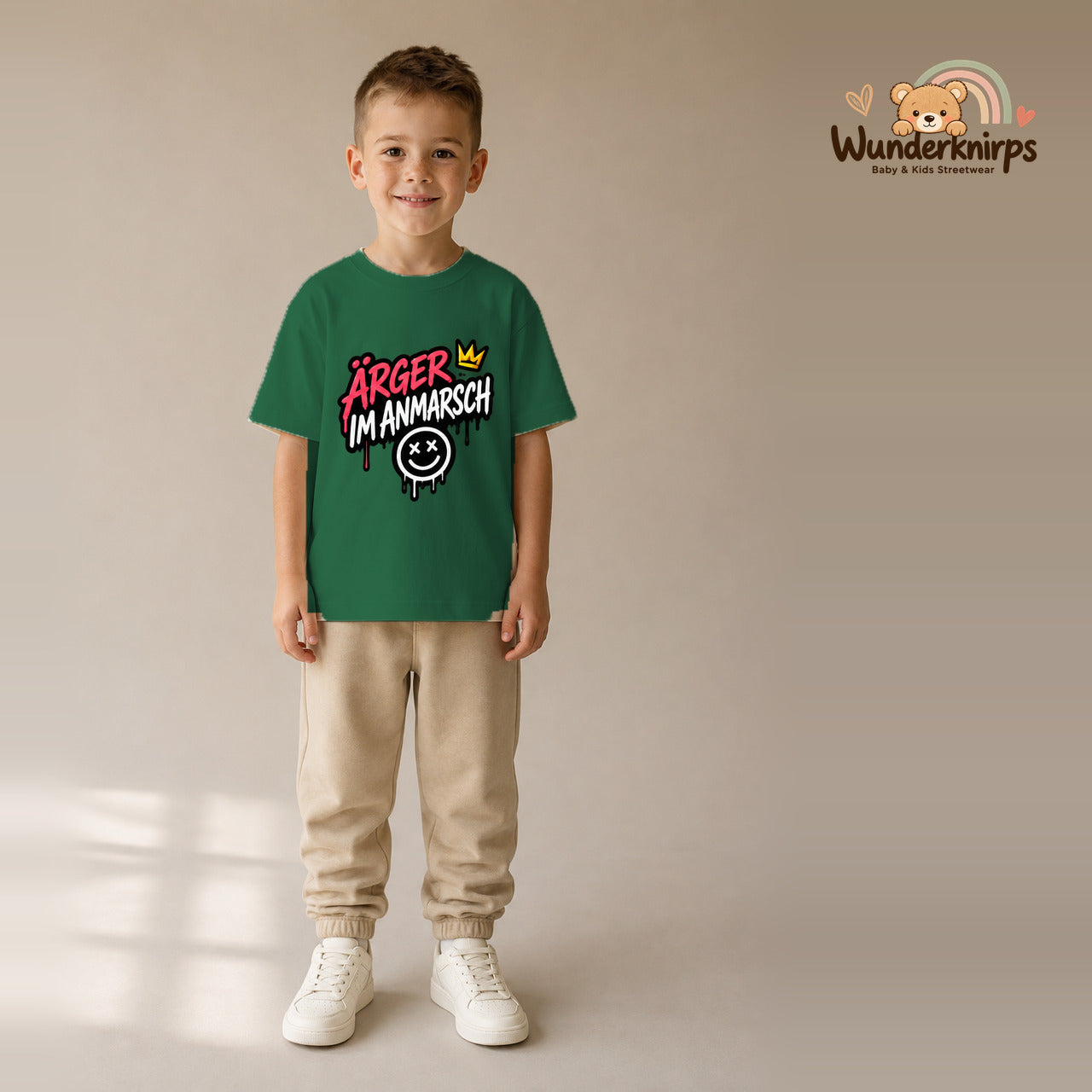 T-Shirt für Jungen in Grün mit Motiv „Ärger im Anmarsch“, getragen von einem Kind – Wunderknirps.