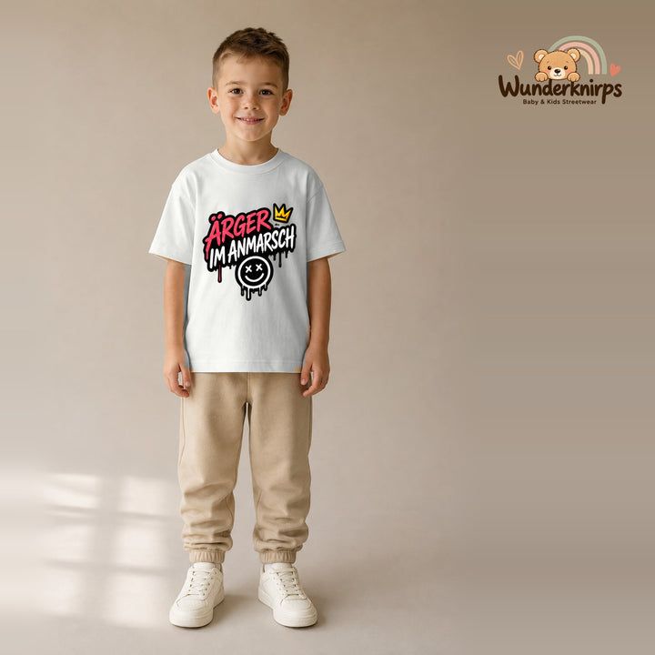 T-Shirt für Jungen in Weiß mit Motiv „Ärger im Anmarsch“, getragen von einem Kind – Wunderknirps.