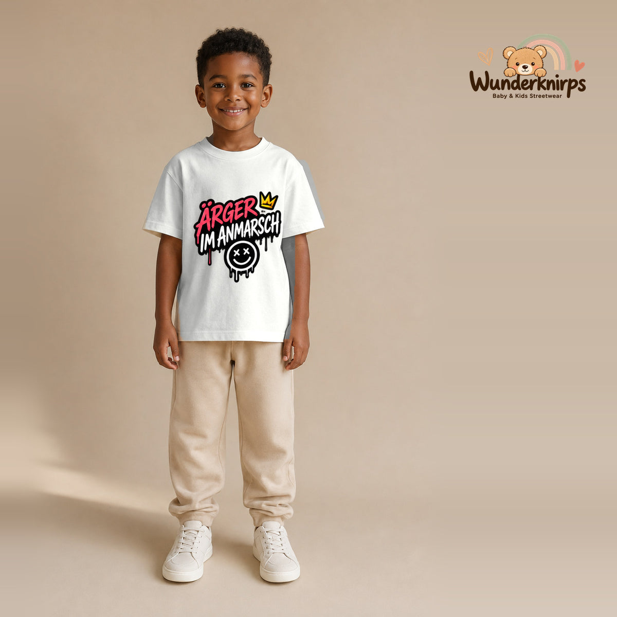 T-Shirt für Jungen in Weiß mit Motiv „Ärger im Anmarsch“, getragen von einem Kind – Wunderknirps.