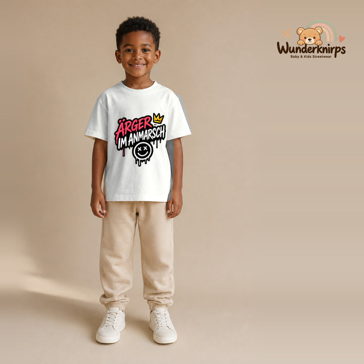 T-Shirt für Jungen in Weiß mit Motiv „Ärger im Anmarsch“, getragen von einem Kind – Wunderknirps.