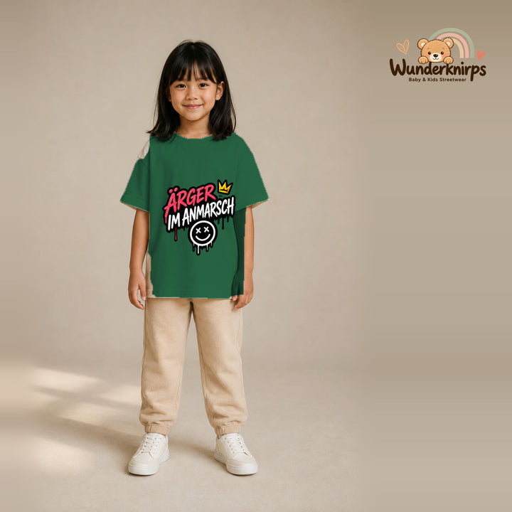 T-Shirt für Mädchen in Grün mit Motiv „Ärger im Anmarsch“, getragen von einem Kind – Wunderknirps.