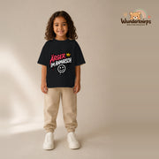 T-Shirt für Mädchen in Schwarz mit Motiv „Ärger im Anmarsch“, getragen von einem Kind – Wunderknirps.