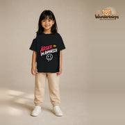 T-Shirt für Mädchen in Schwarz mit Motiv „Ärger im Anmarsch“, getragen von einem Kind – Wunderknirps.