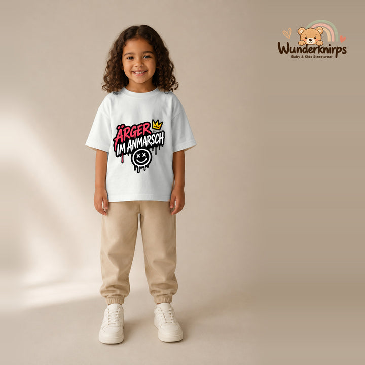 T-Shirt für Mädchen in Weiß mit Motiv „Ärger im Anmarsch“, getragen von einem Kind – Wunderknirps.