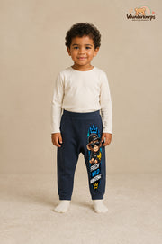 Affenmotiv Streetstyle – Frech wild wunderbar – Babyhose für Jungen: Navy mit Affenmotiv-Druck am Hosenbein – Wunderknirps.