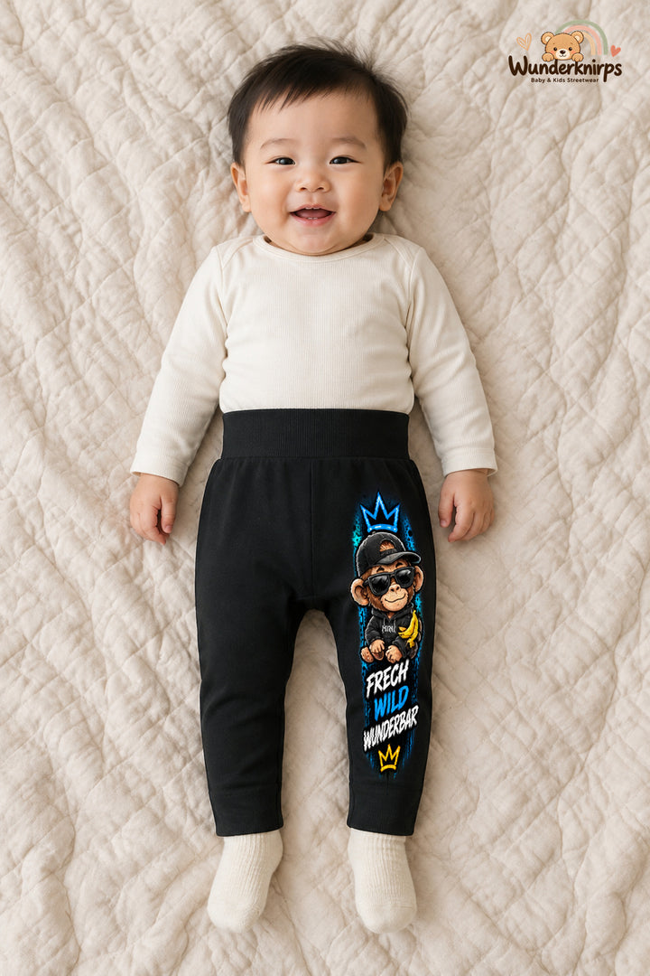 Affenmotiv Streetstyle – Frech wild wunderbar – Babyhose für Jungen: Schwarz mit Affenmotiv-Druck am Hosenbein – Wunderknirps.