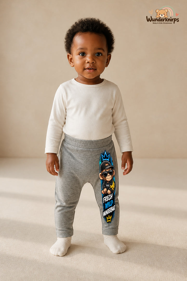 Kleine Weltentdeckerin: Frech wild wunderbar – Babyhose für Mädchen: Grau meliert mit Affenmotiv-Druck am Hosenbein – Wunderknirps.