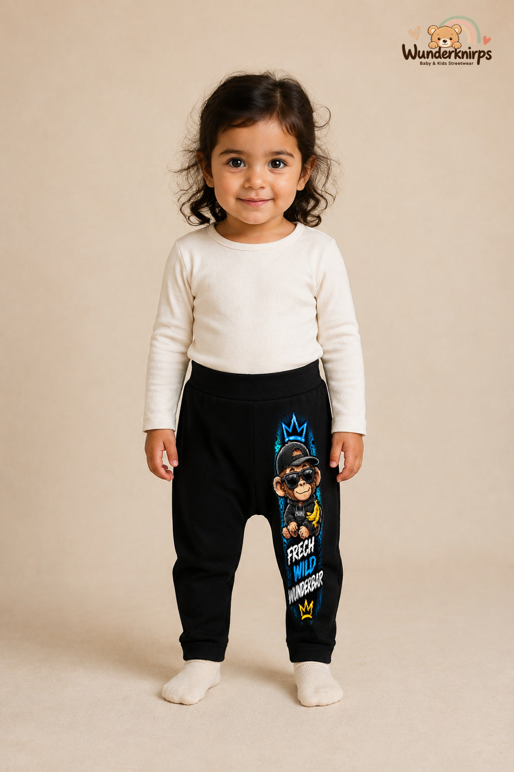 Kleine Weltentdeckerin: Frech wild wunderbar – Babyhose für Mädchen: Schwarz mit Affenmotiv-Druck am Hosenbein – Wunderknirps.