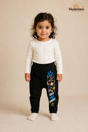 Kleine Weltentdeckerin: Frech wild wunderbar – Babyhose für Mädchen: Schwarz mit Affenmotiv-Druck am Hosenbein – Wunderknirps.