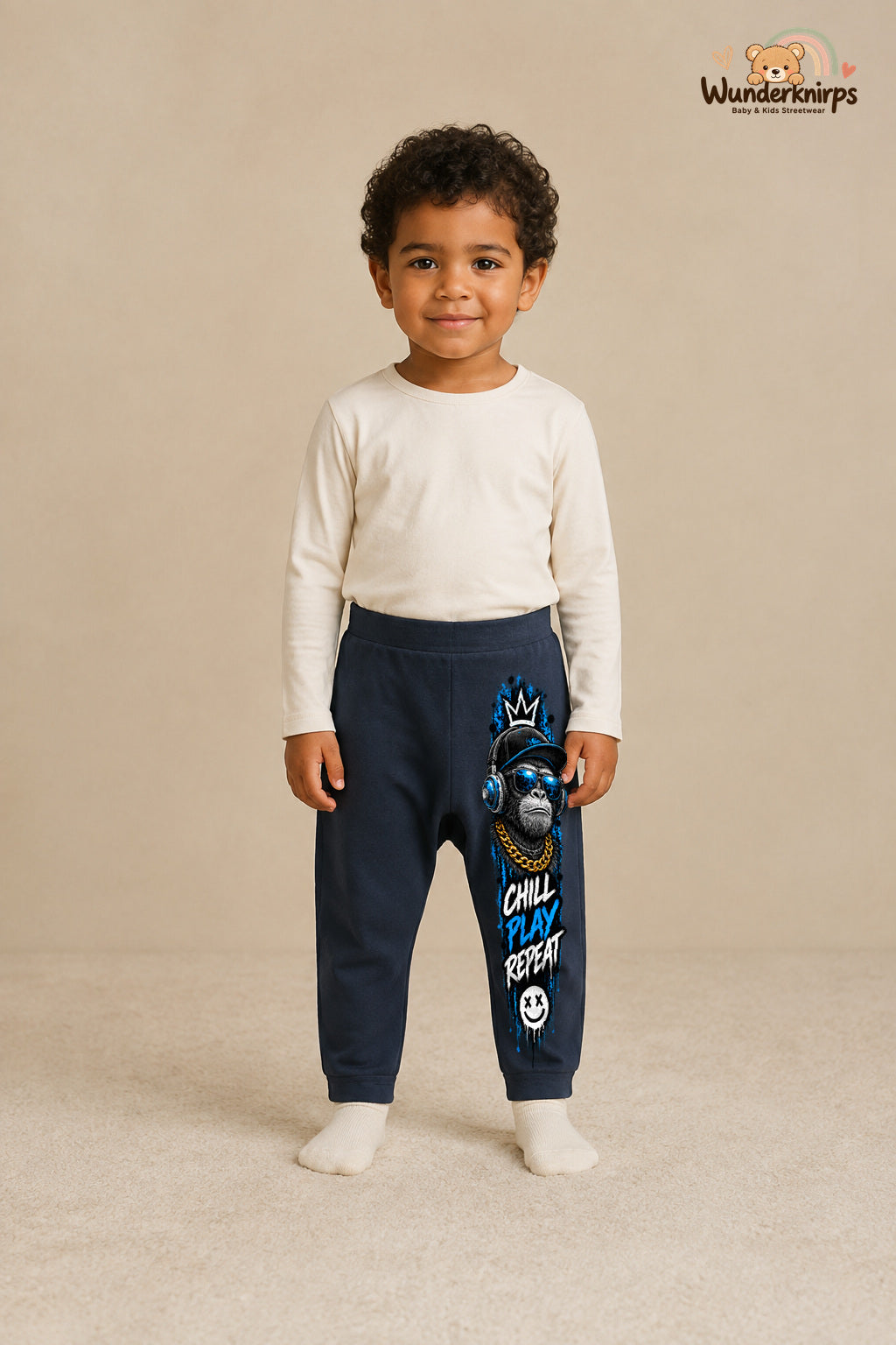 Affenmotiv Streetstyle – Chill play repeat – Babyhose für Jungen: Navy mit Affenmotiv-Druck am Hosenbein – Wunderknirps.