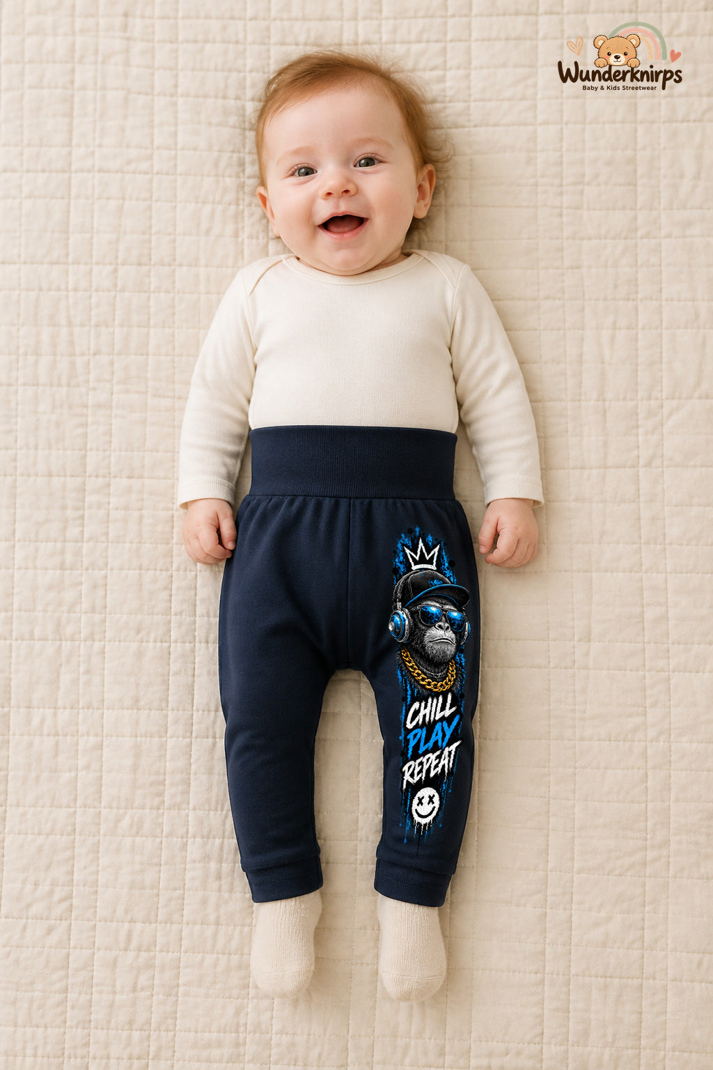 Kleine Weltentdeckerin: Chill play repeat – Babyhose für Mädchen: Navy mit Affenmotiv-Druck am Hosenbein – Wunderknirps.
