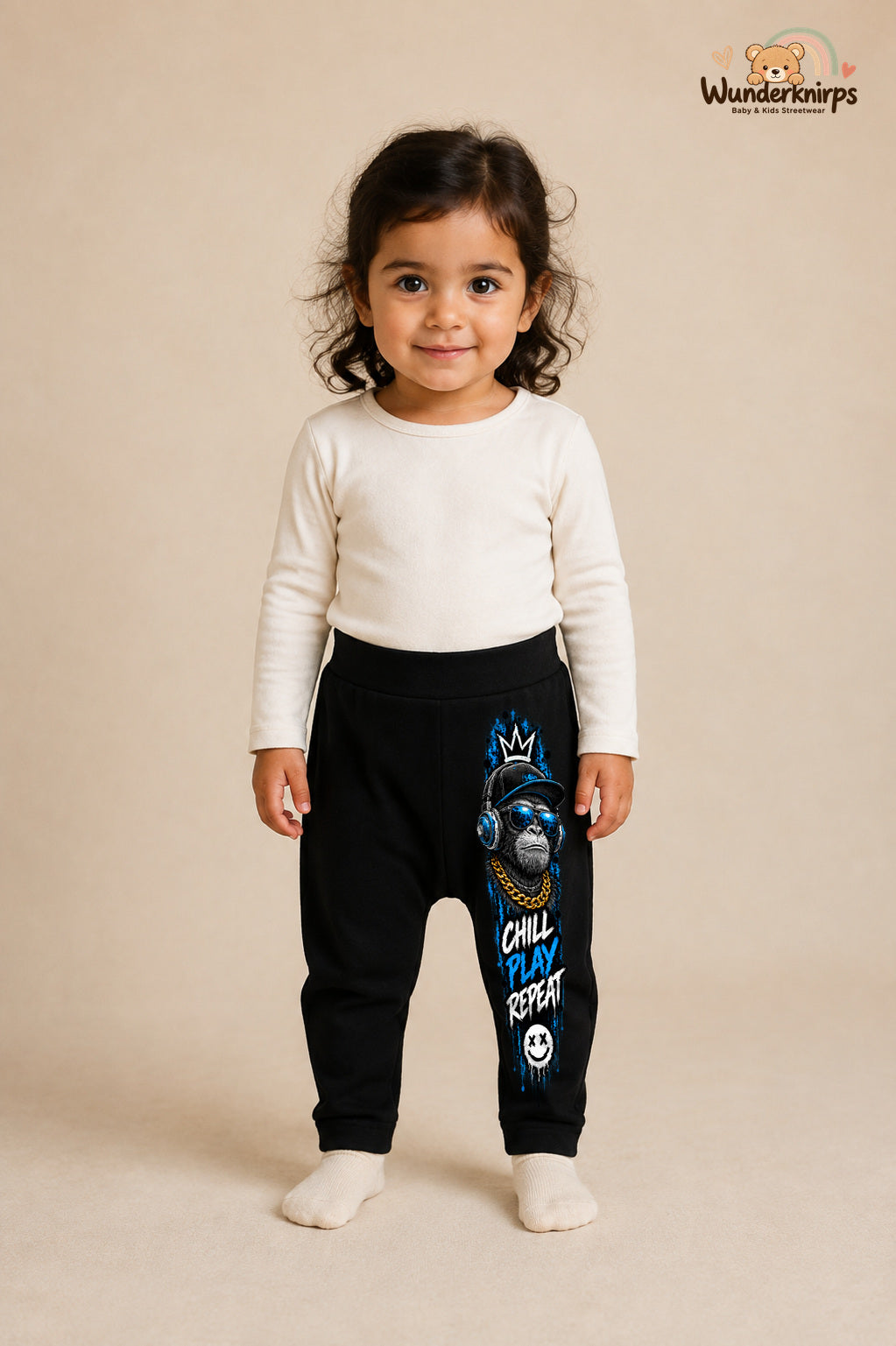 Kleine Weltentdeckerin: Chill play repeat – Babyhose für Mädchen: Schwarz mit Affenmotiv-Druck am Hosenbein – Wunderknirps.