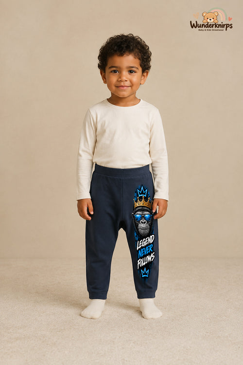 Affenmotiv Alltagsheld – Legend never follows – Babyhose für Jungen: Navy mit Affenmotiv-Druck am Hosenbein – Wunderknirps.