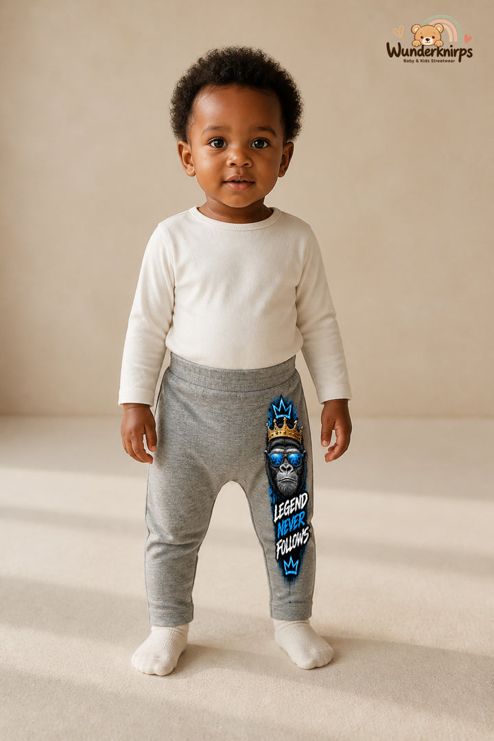 Affenmotiv Traumlook – Legend never follows – Babyhose für Mädchen: Grau meliert mit Affenmotiv-Druck am Hosenbein – Wunderknirps.