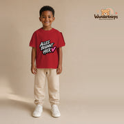 T-Shirt für Jungen in Rot mit Motiv „Alles beginnt hier“, getragen von einem Kind – Wunderknirps.