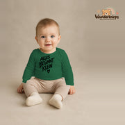 Babybody für Jungen in Grün mit Motiv „Alles beginnt klein“, getragen von einem Kind – Wunderknirps.