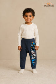 Dream big – Babyhose mit dem Motiv Astronaut – für Jungen: Navy mit Astronaut-Druck am Hosenbein – Wunderknirps.