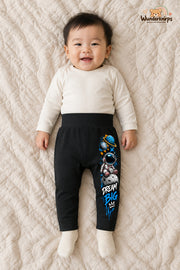 Dream big – Babyhose mit dem Motiv Astronaut – für Jungen: Schwarz mit Astronaut-Druck am Hosenbein – Wunderknirps.