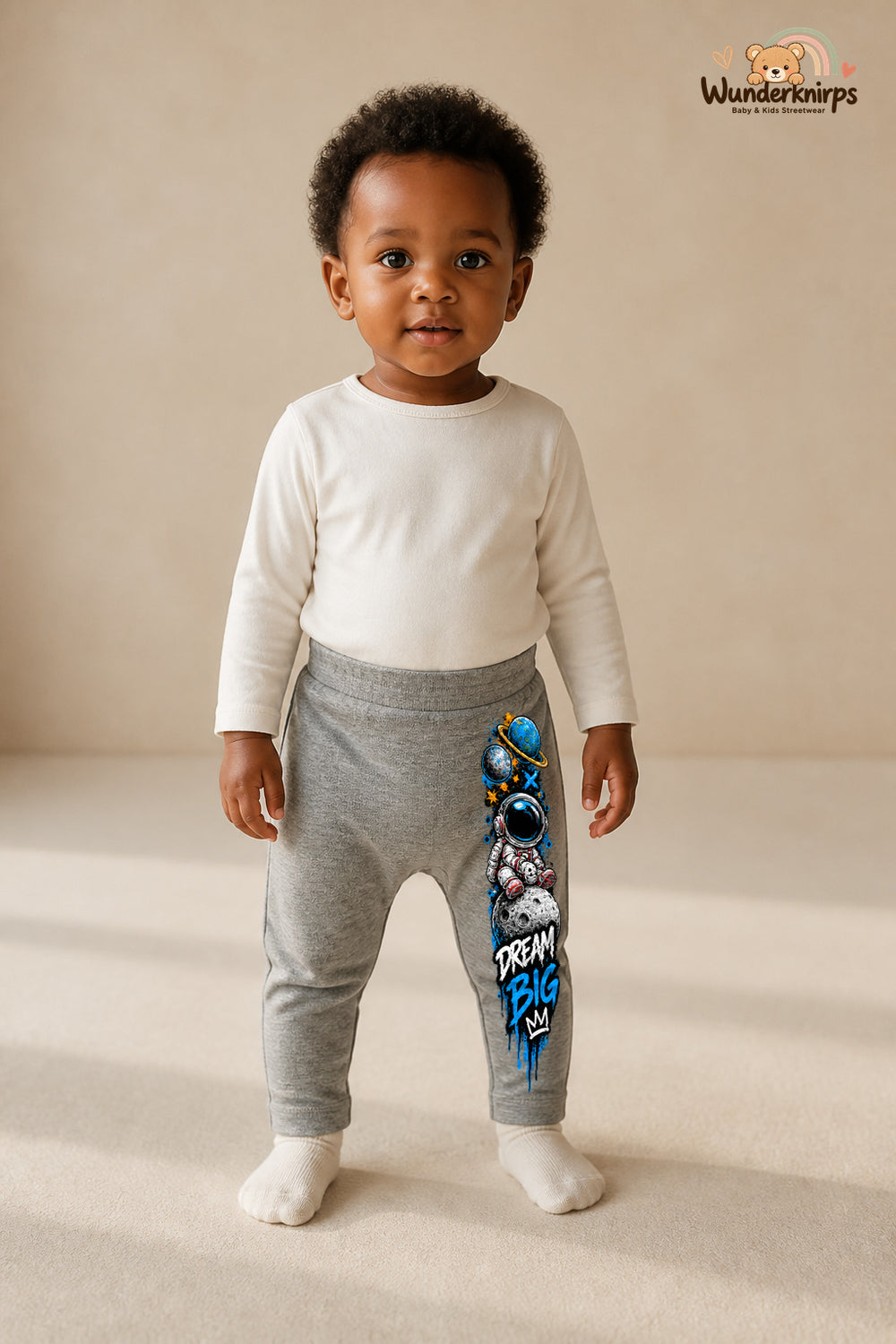 Astronaut Lieblingslook – Dream big – Babyhose für Mädchen: Grau meliert mit Astronaut-Druck am Hosenbein – Wunderknirps.