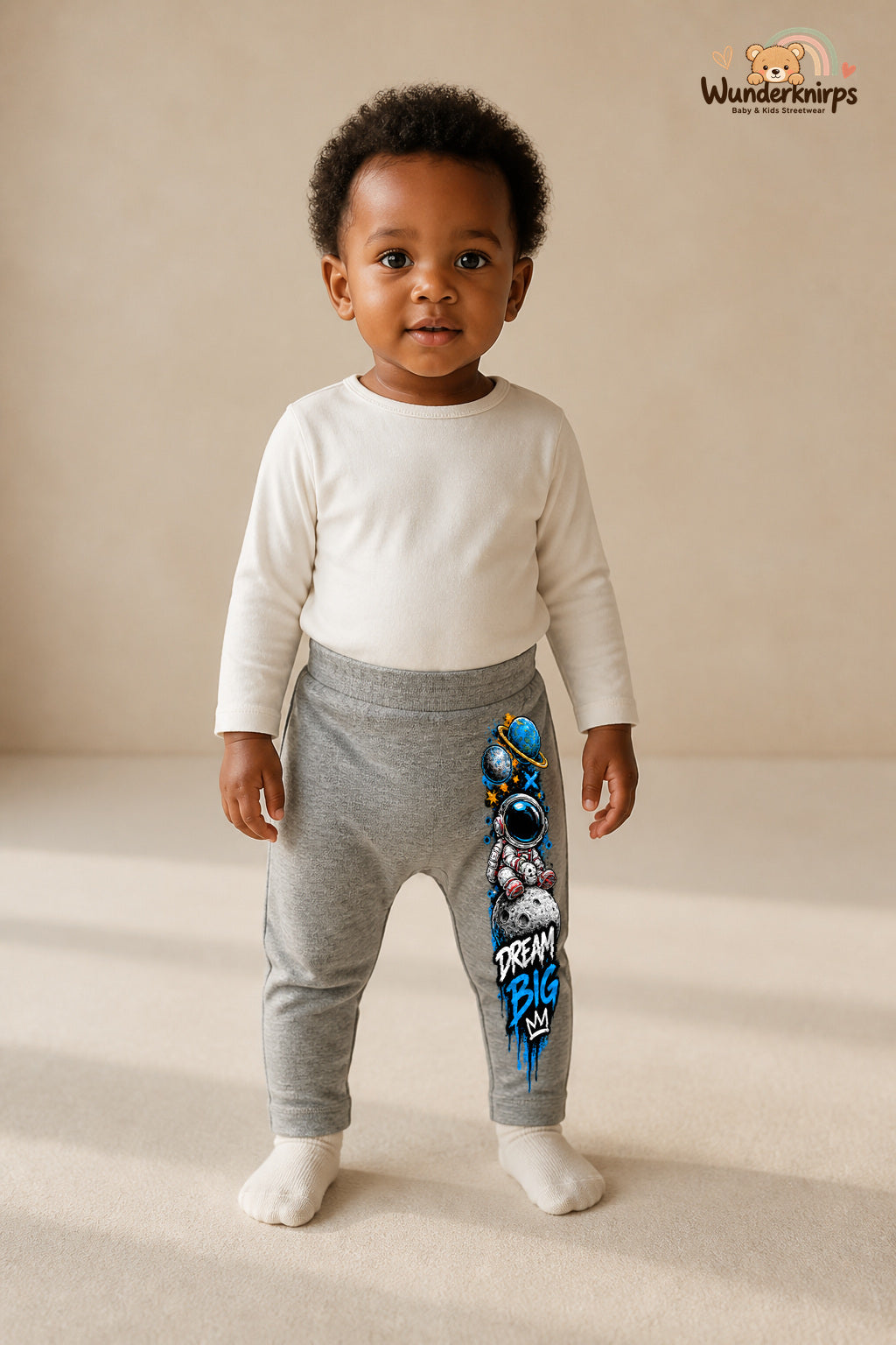 Astronaut Lieblingslook – Dream big – Babyhose für Mädchen: Grau meliert mit Astronaut-Druck am Hosenbein – Wunderknirps.