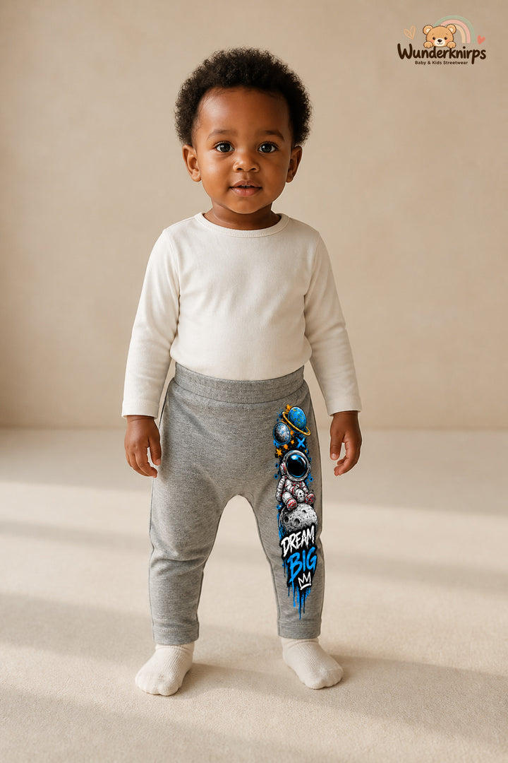 Astronaut Lieblingslook – Dream big – Babyhose für Mädchen: Grau meliert mit Astronaut-Druck am Hosenbein – Wunderknirps.