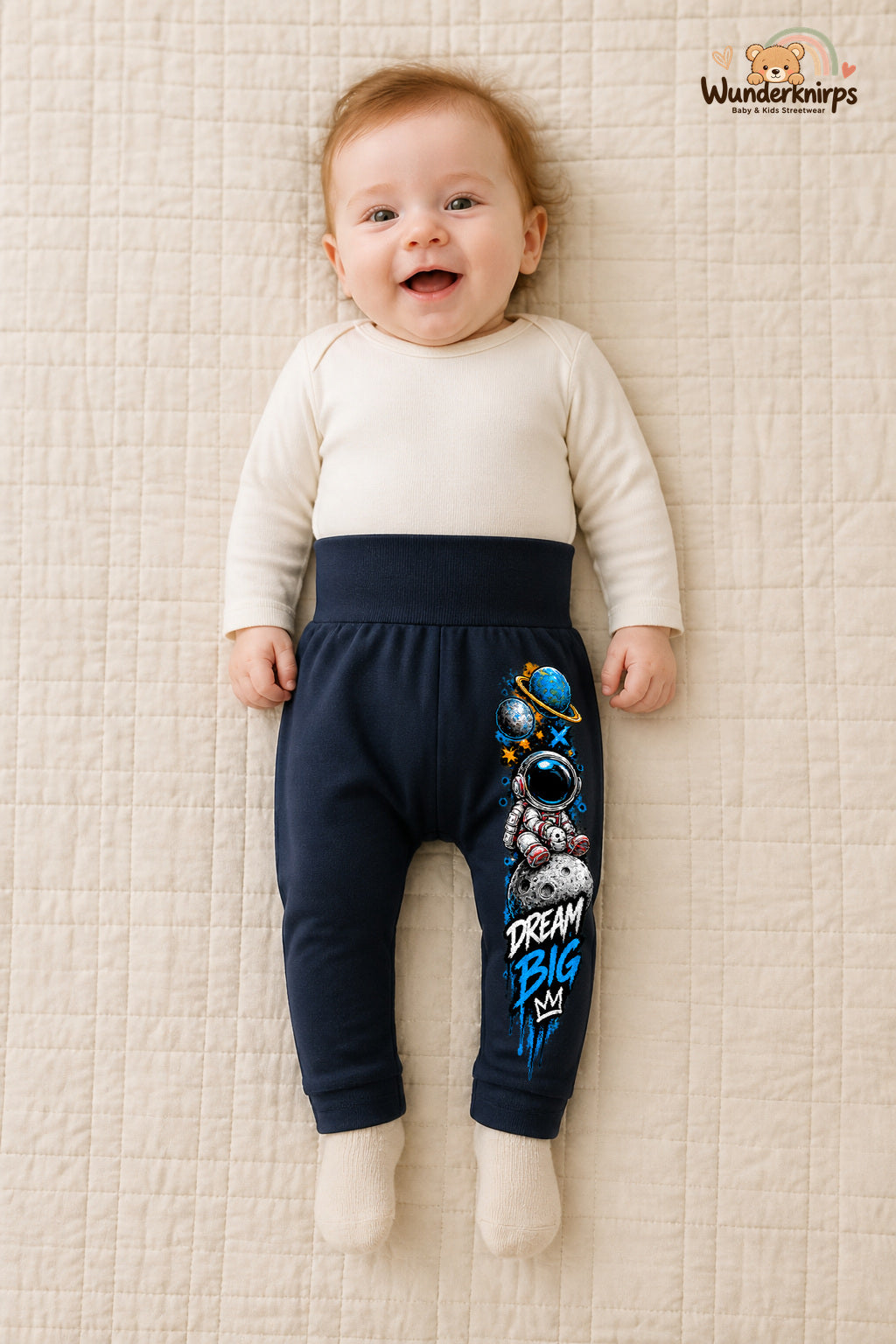 Astronaut Lieblingslook – Dream big – Babyhose für Mädchen: Navy mit Astronaut-Druck am Hosenbein – Wunderknirps.
