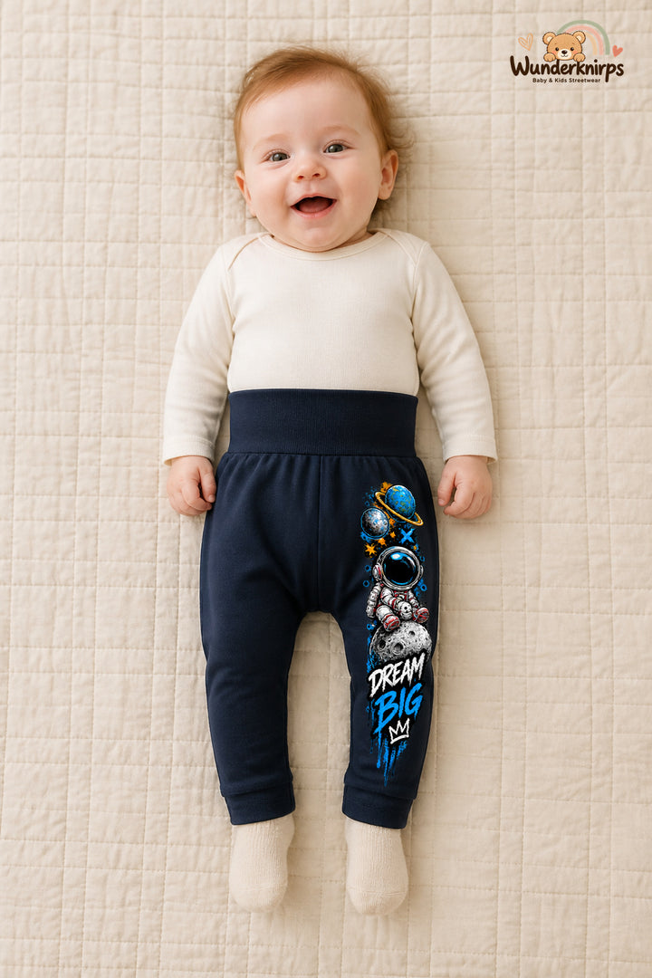 Astronaut Lieblingslook – Dream big – Babyhose für Mädchen: Navy mit Astronaut-Druck am Hosenbein – Wunderknirps.