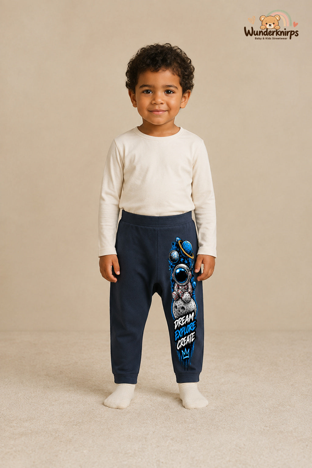 Astronaut Streetstyle – Dream explore create – Babyhose für Jungen: Navy mit Astronaut-Druck am Hosenbein – Wunderknirps.