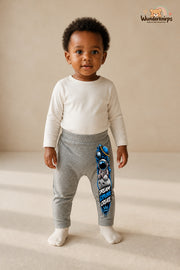 Kleine Weltentdeckerin: Dream explore create – Babyhose für Mädchen: Grau meliert mit Astronaut-Druck am Hosenbein – Wunderknirps.