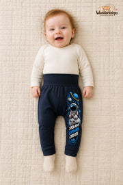 Kleine Weltentdeckerin: Dream explore create – Babyhose für Mädchen: Navy mit Astronaut-Druck am Hosenbein – Wunderknirps.