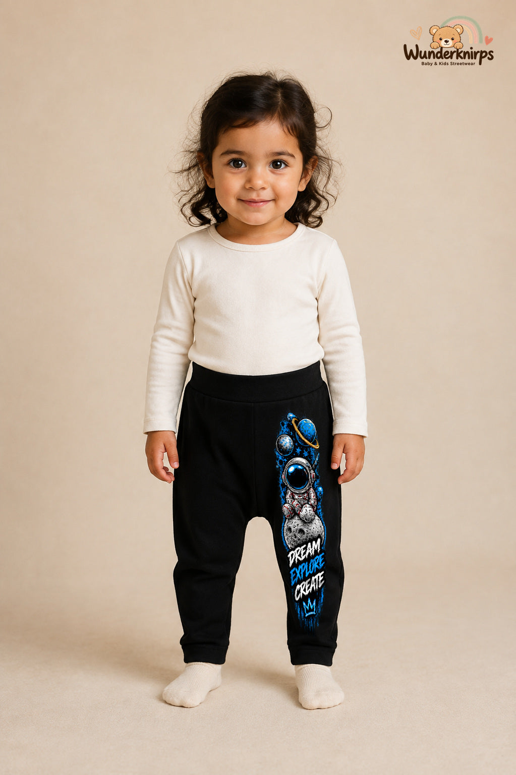 Kleine Weltentdeckerin: Dream explore create – Babyhose für Mädchen: Schwarz mit Astronaut-Druck am Hosenbein – Wunderknirps.