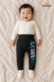 Astronaut Alltagsheld – Space kid – Babyhose für Jungen: Schwarz mit Astronaut-Druck am Hosenbein – Wunderknirps.