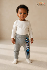 Astronaut Traumlook – Space kid – Babyhose für Mädchen: Grau meliert mit Astronaut-Druck am Hosenbein – Wunderknirps.