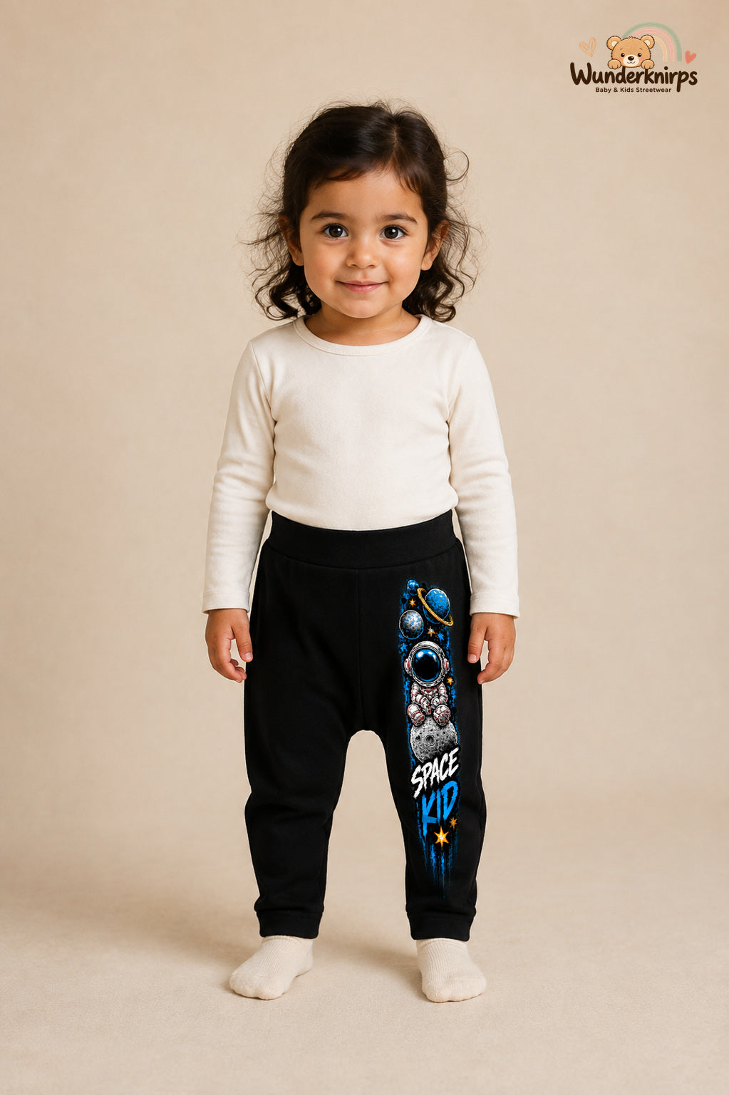 Astronaut Traumlook – Space kid – Babyhose für Mädchen: Schwarz mit Astronaut-Druck am Hosenbein – Wunderknirps.
