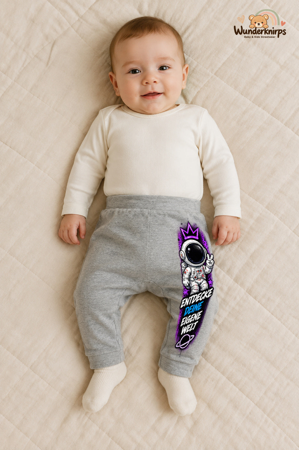 Entdecke deine eigene welt: Astronaut für kleine Entdecker – Babyhose für Jungen: Grau meliert mit Astronaut-Druck am Hosenbein – Wunderknirps.