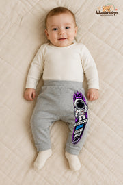 Entdecke deine eigene welt: Astronaut für kleine Entdecker – Babyhose für Jungen: Grau meliert mit Astronaut-Druck am Hosenbein – Wunderknirps.