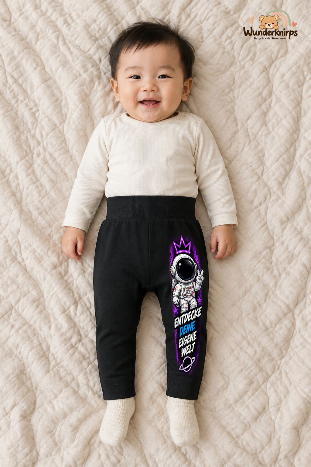 Entdecke deine eigene welt: Astronaut für kleine Entdecker – Babyhose für Jungen: Schwarz mit Astronaut-Druck am Hosenbein – Wunderknirps.