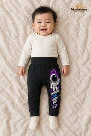 Entdecke deine eigene welt: Astronaut für kleine Entdecker – Babyhose für Jungen: Schwarz mit Astronaut-Druck am Hosenbein – Wunderknirps.