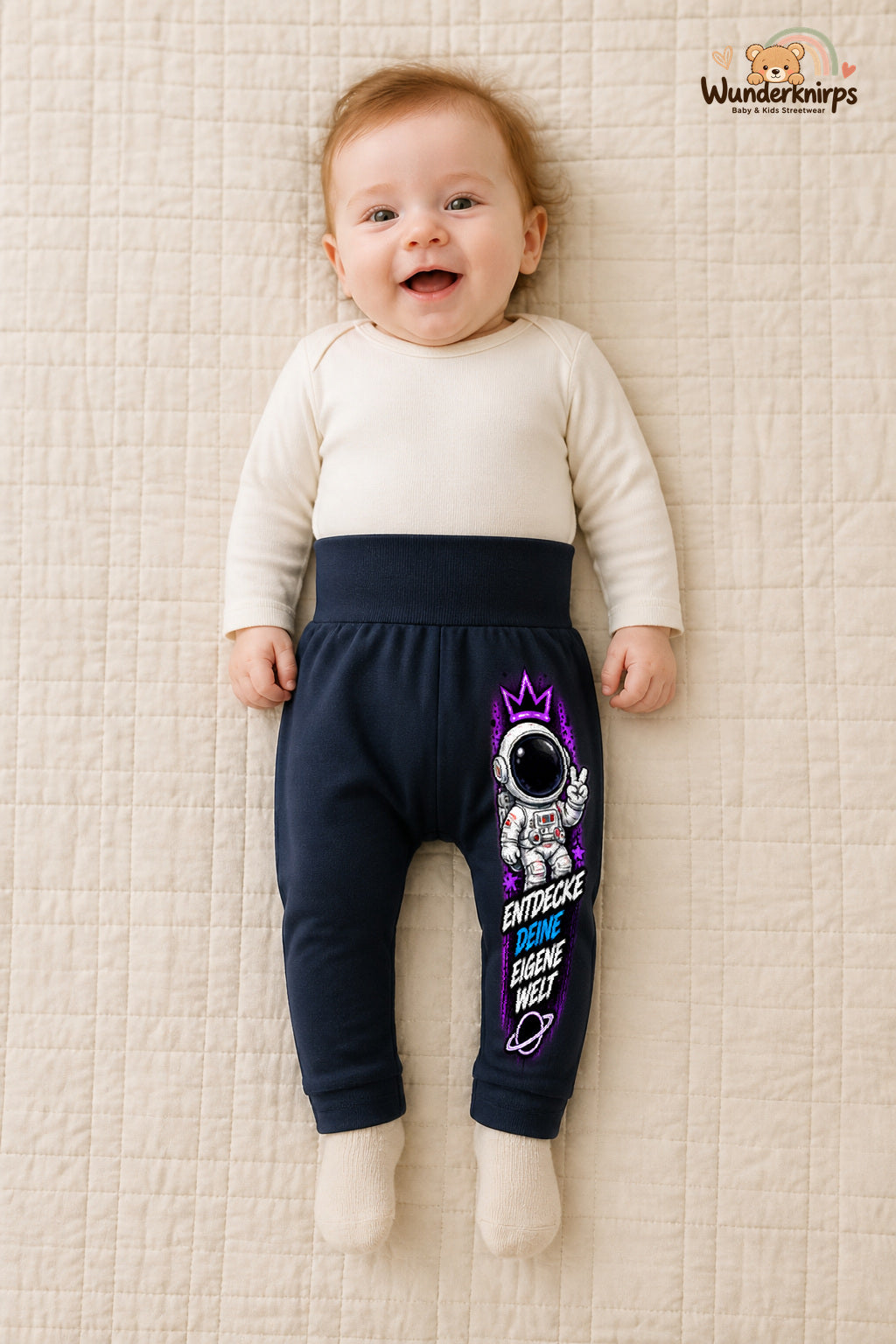 Entdecke deine eigene welt – Astronaut mit Persönlichkeit – Babyhose für Mädchen: Navy mit Astronaut-Druck am Hosenbein – Wunderknirps.