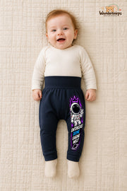 Entdecke deine eigene welt – Astronaut mit Persönlichkeit – Babyhose für Mädchen: Navy mit Astronaut-Druck am Hosenbein – Wunderknirps.