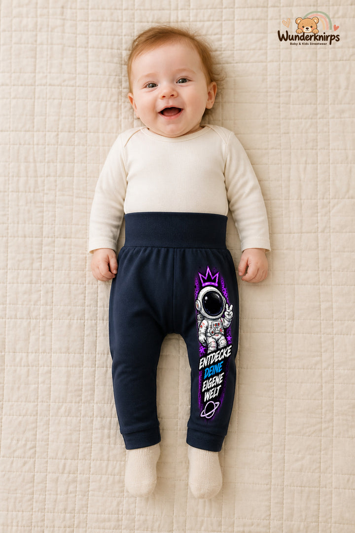 Entdecke deine eigene welt – Astronaut mit Persönlichkeit – Babyhose für Mädchen: Navy mit Astronaut-Druck am Hosenbein – Wunderknirps.