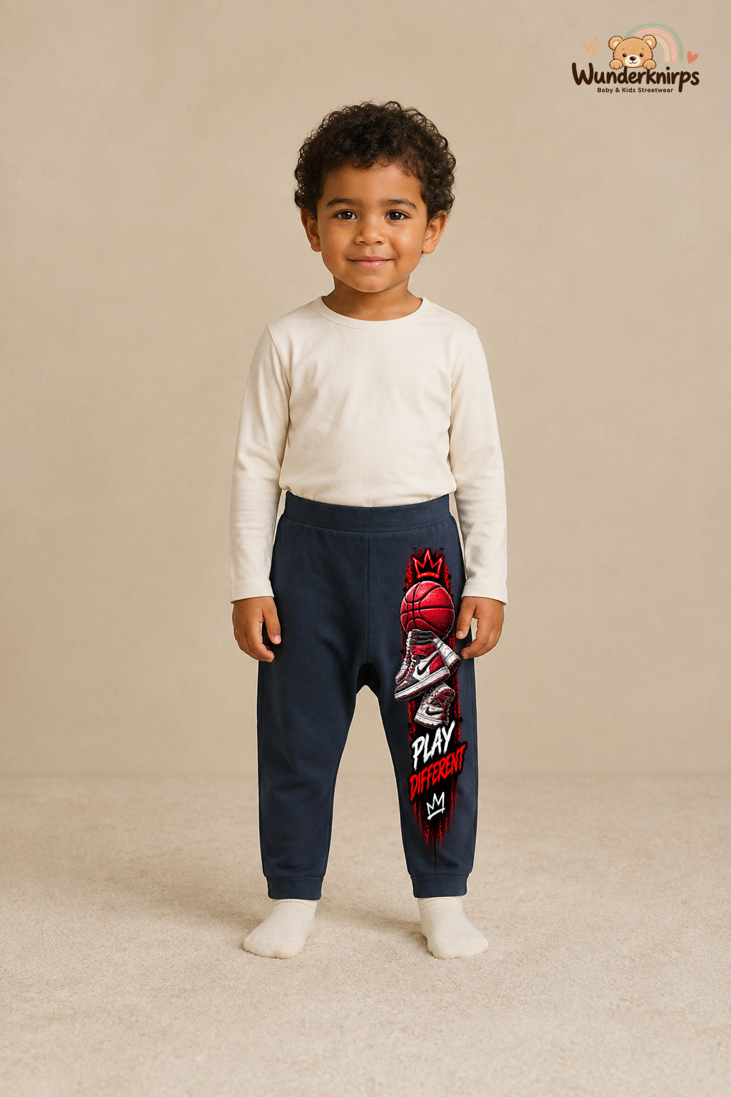 Play different: Basketball für kleine Entdecker – Babyhose für Jungen: Navy mit Basketball-Druck am Hosenbein – Wunderknirps.