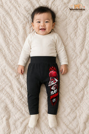 Play different: Basketball für kleine Entdecker – Babyhose für Jungen: Schwarz mit Basketball-Druck am Hosenbein – Wunderknirps.