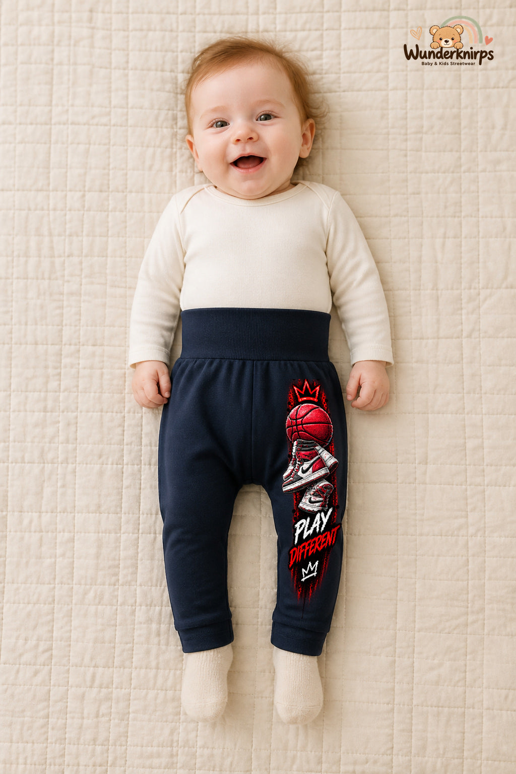 Play different – Basketball mit Persönlichkeit – Babyhose für Mädchen: Navy mit Basketball-Druck am Hosenbein – Wunderknirps.