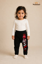 Play different – Basketball mit Persönlichkeit – Babyhose für Mädchen: Schwarz mit Basketball-Druck am Hosenbein – Wunderknirps.