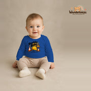 Babybody für Jungen in Blau mit Motiv „Baustellenbaby“, getragen von einem Kind – Wunderknirps.