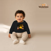 Babybody für Jungen in Schwarz mit Motiv „Baustellenbaby“, getragen von einem Kind – Wunderknirps.