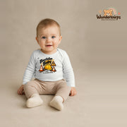 Babybody für Jungen in Weiß mit Motiv „Baustellenbaby“, getragen von einem Kind – Wunderknirps.